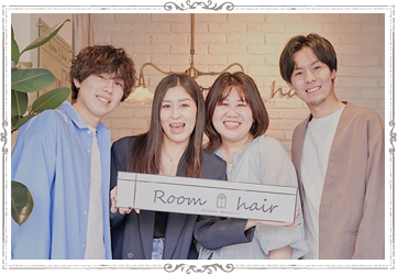 Room hair スタッフ店外写真