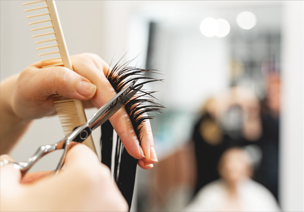 美容師がカットしている