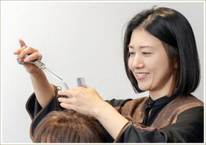 髪を切っている美容師