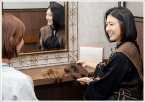 ウィッグについて説明をしている美容師