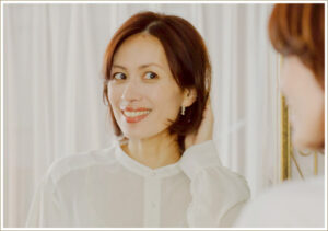 鏡を見ながらウィッグに満足している女性