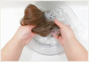 ウィッグを洗っている