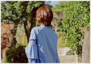 ウィッグをつけて外を歩く女性