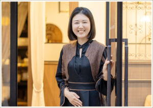 店舗の入り口でお出迎えをする美容師